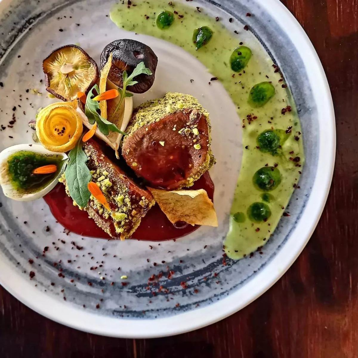 Μοσχαρίσια γλώσσα, δεντρομανίταρα, άγριο σκόρδο, κόκκινο κρασί, 10 ώρες ξυλόφουρνο...