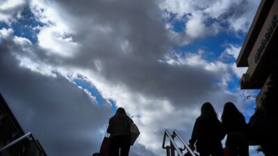 Άνθρωποι σε συννεφιασμένη ημέρα