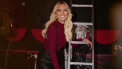 Με μπορντό πουλόβερ και μαύρη φούστα η Κατερίνα Καινούργιου