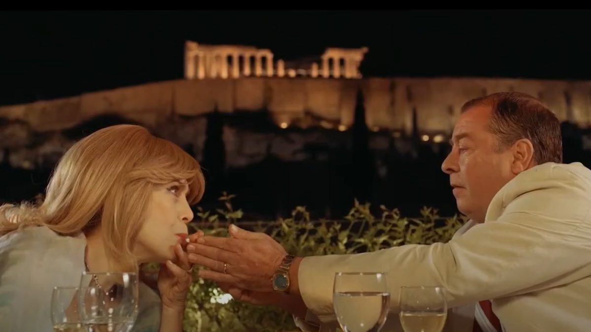 Η Κατερίνα Διδασκάλου με θέα την ακρόπολη