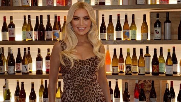 Η Κατερίνα Καινούργιου με λεοπάρ φόρεμα σε έξοδό της