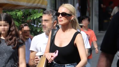 Η Κατερίνα Καινούργιου στο κέντρο της Αθήνας.