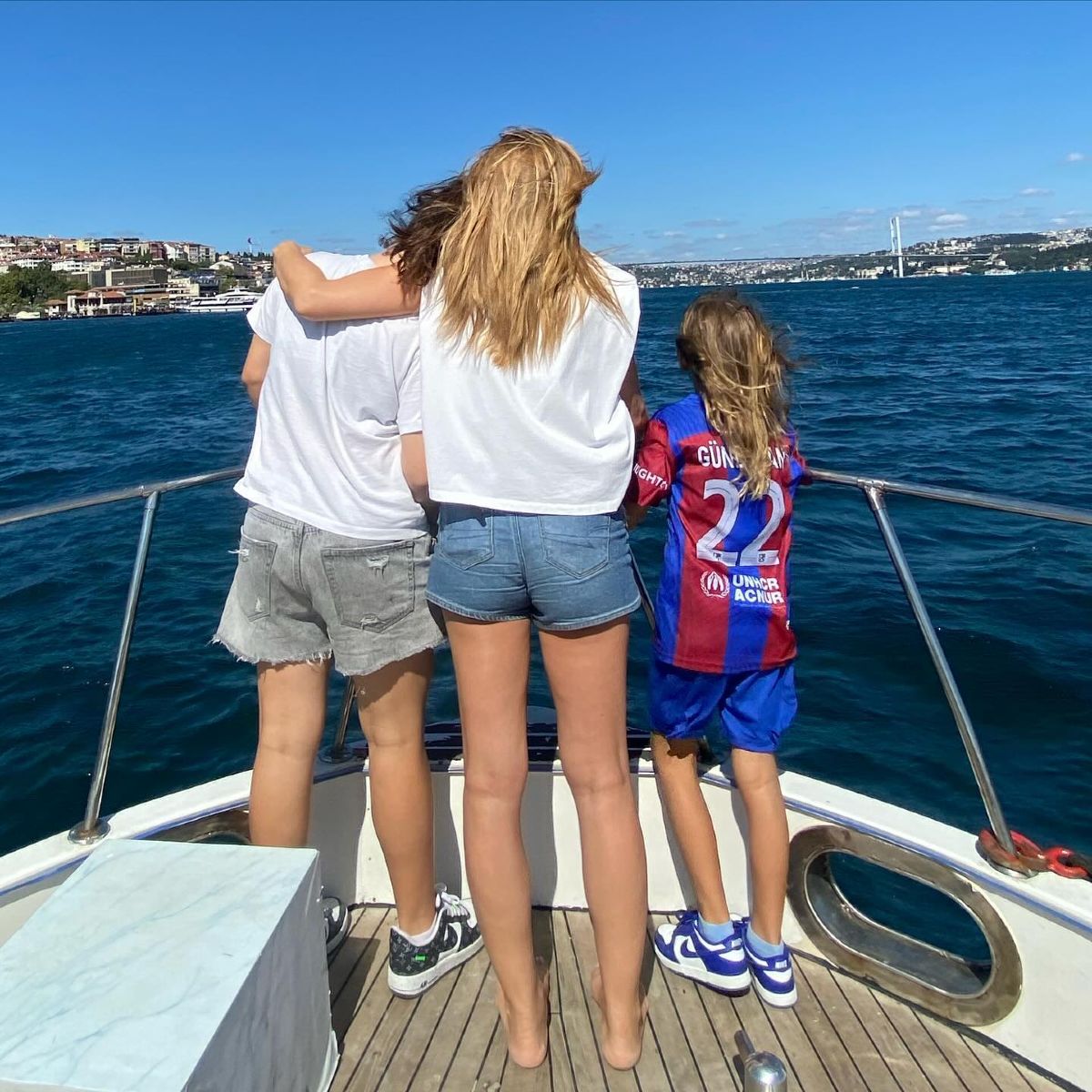 Η Κατερίνα Καραβάτου με τα παιδιά της στον Βόσπορο