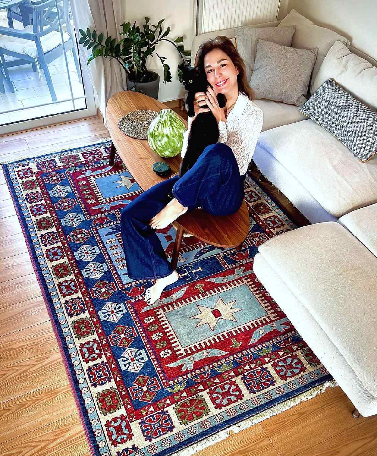 Το τραοπεζάκι ΙΚΕΑ στο σαλόνι της Κατερίνας Παπουτσάκη