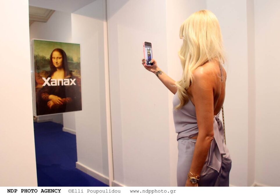 Η Κατερίνα Καινούργιου βγάζει φωτογραφία με το κινητό της