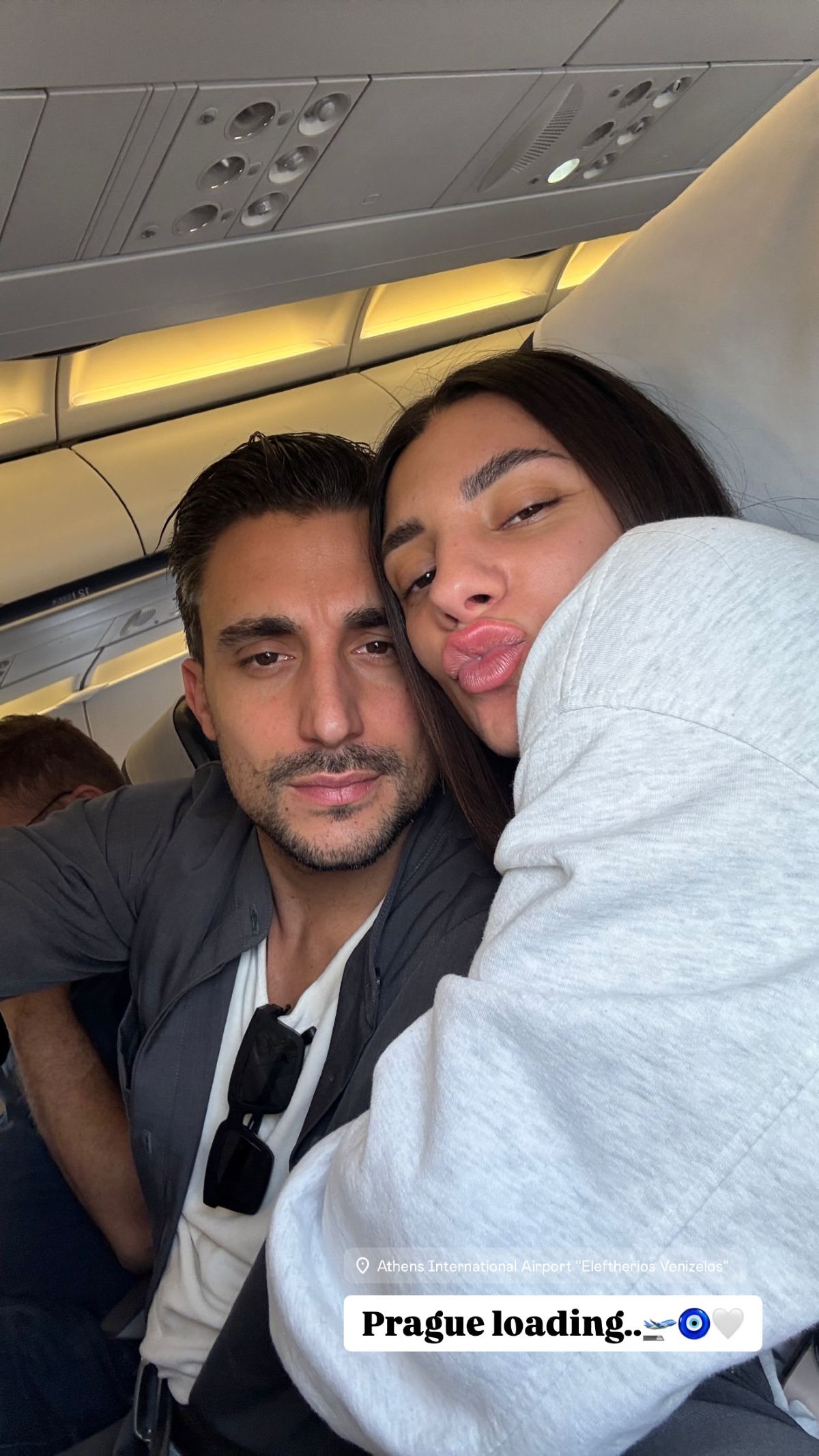 Ο Κατσούλης και η Ρουμελιώτη στο αεροπλάνο