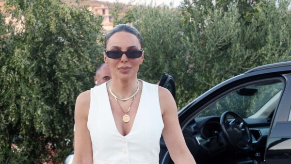 Η Κέλλυ Κελεκίδου με γυαλιά ηλίου και λευκό τοπ