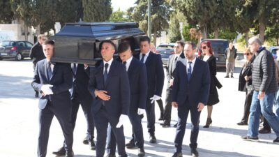 Το φέρετρο του Αντώνη Καρατζόπουλου