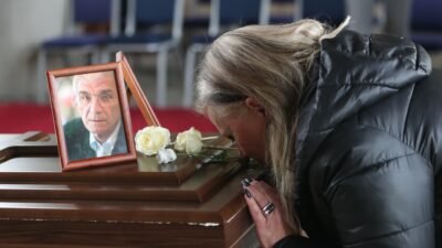 Το φιλί στο φέρετρο του Γιάννη Μπουτάρη