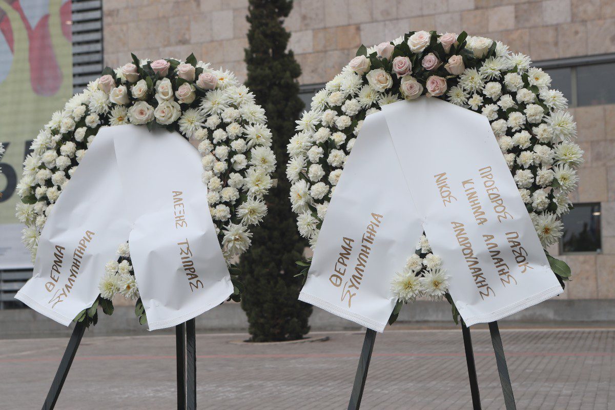 Τα στεφάνια στην κηδεία του Γιάννη Μπουτάρη