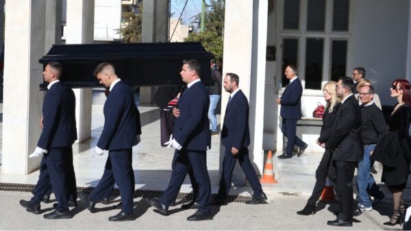 Το φέρετρο του Αντώνη Καρατζόπουλου στο Α' Νεκροταφείο Αθηνών.