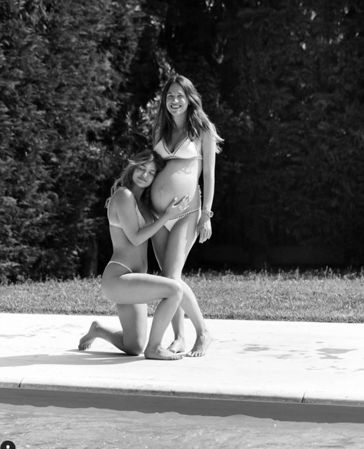 Η Κλέλια Ανδριολάτου με την αδελφή της