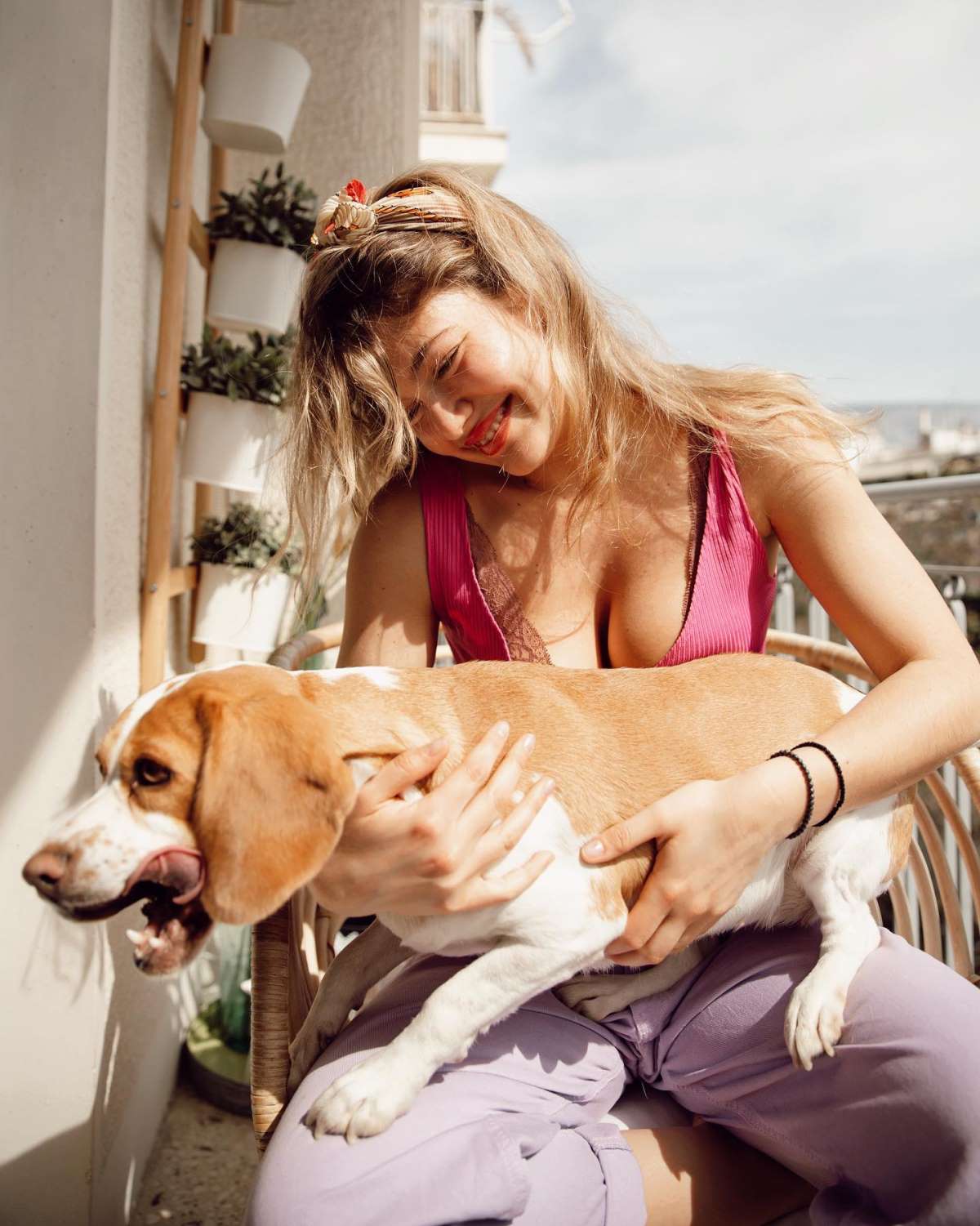 Η Κλέλια Ανδριολάτου με σκύλο