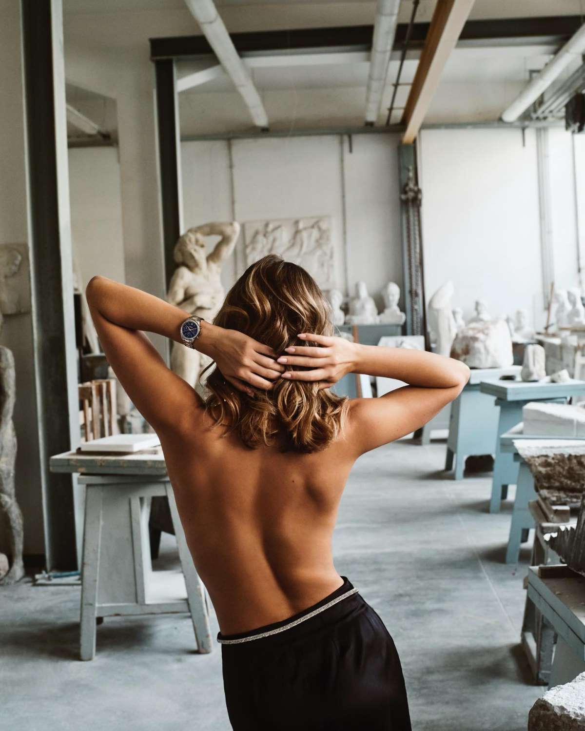 Η Κλέλια Ανδριολάτου πλάτη στον φακό