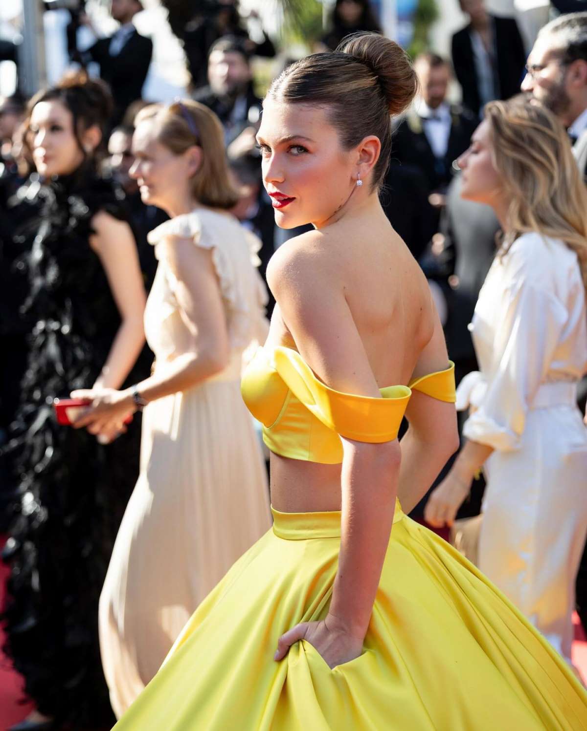 Η Κλέλια Ανδριολάτου με κίτρινο φόρεμα