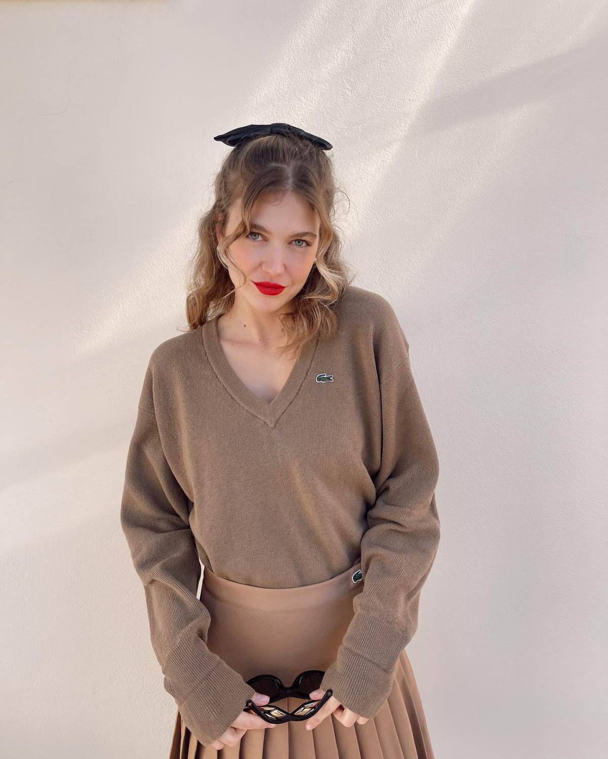 Η Κλέλια Ανδριολάτου με μπεζ σύνολο και κόκκινο κραγιόν