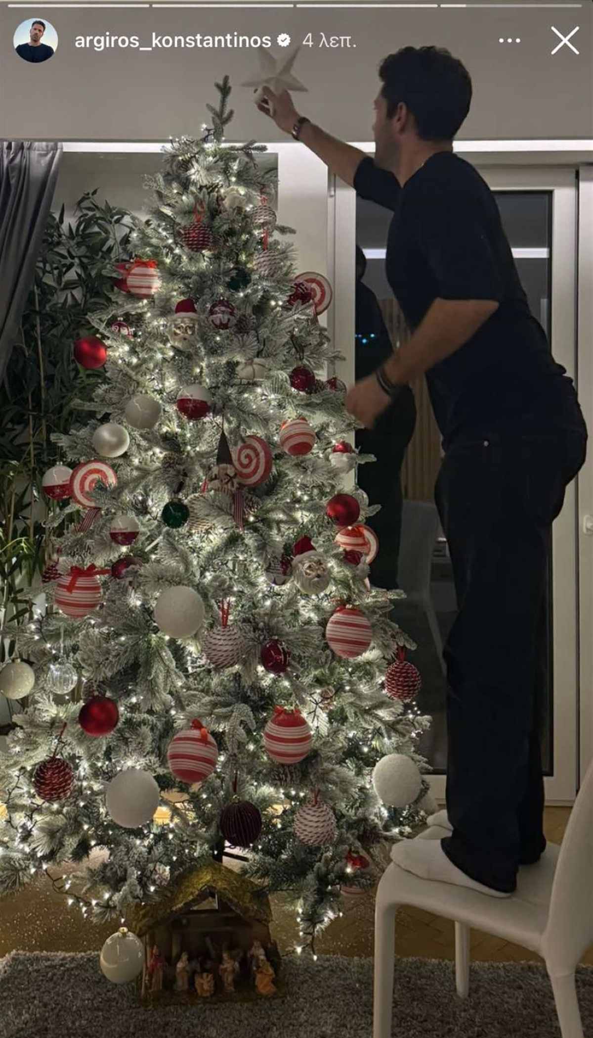 Ο Κωνσταντίνος Αργυρός στολίζει το Χριστουγεννιάτικο δέντρο