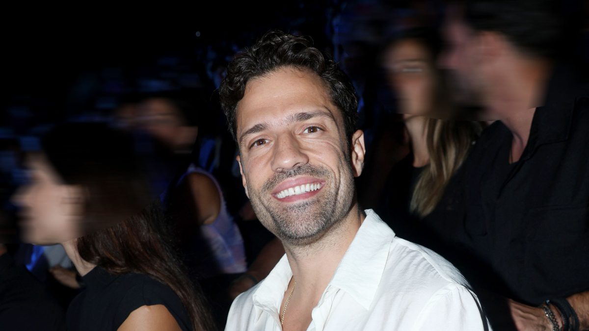 Ο Κωνσταντίνος Αργυρός χαμογελαστός σε βραδινή έξοδο