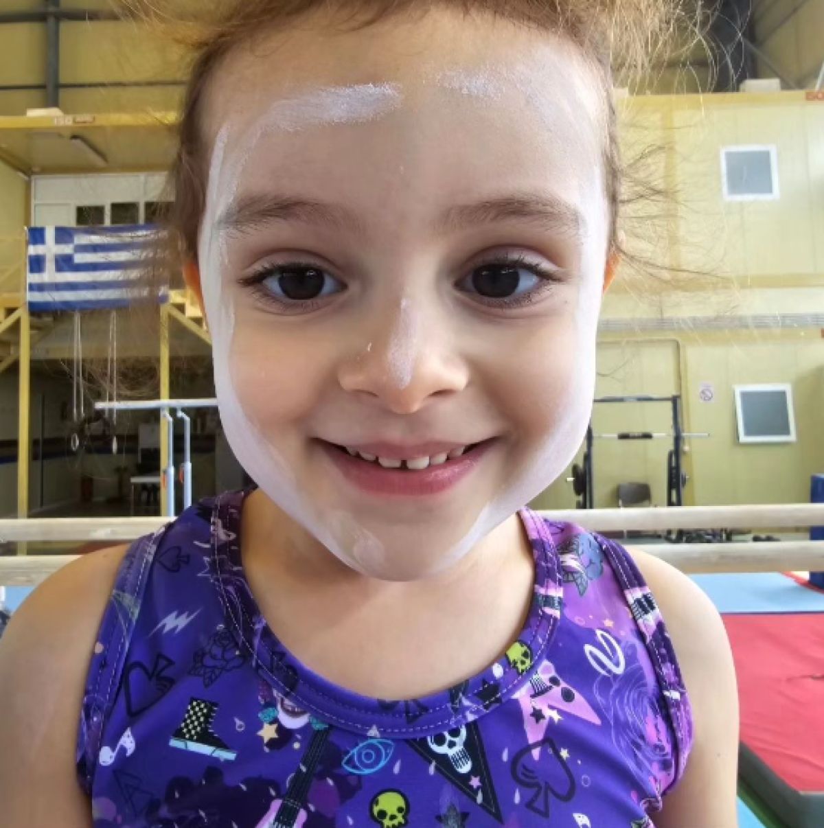 Η Σοφία Πετρούνια με ζωγραφισμένο πρόσωπο