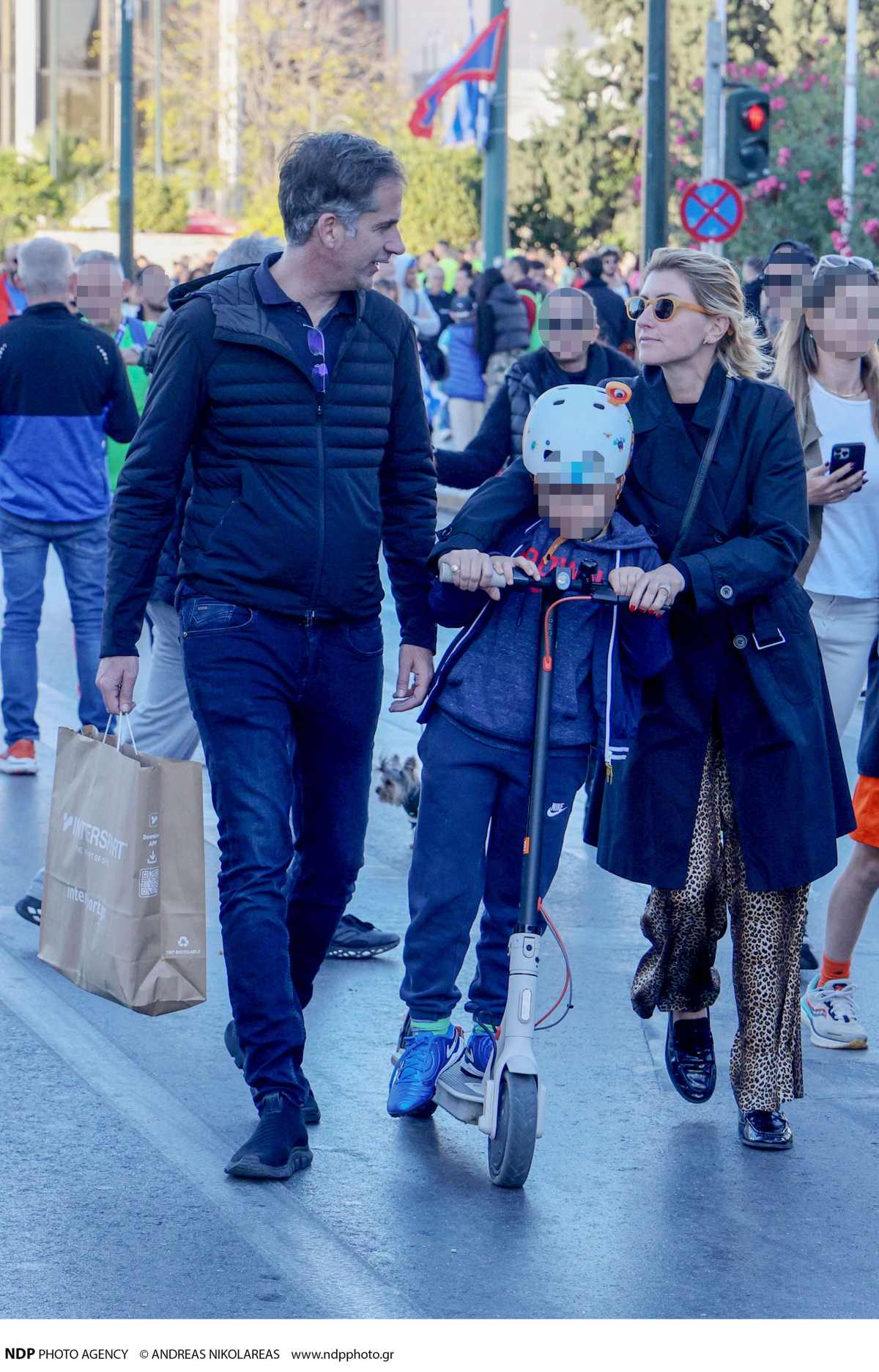 Ο Κώστας Μπακογιάννης και η Σία Κοσιώνη με τον γιο τους στο κέντρο της Αθήνας.