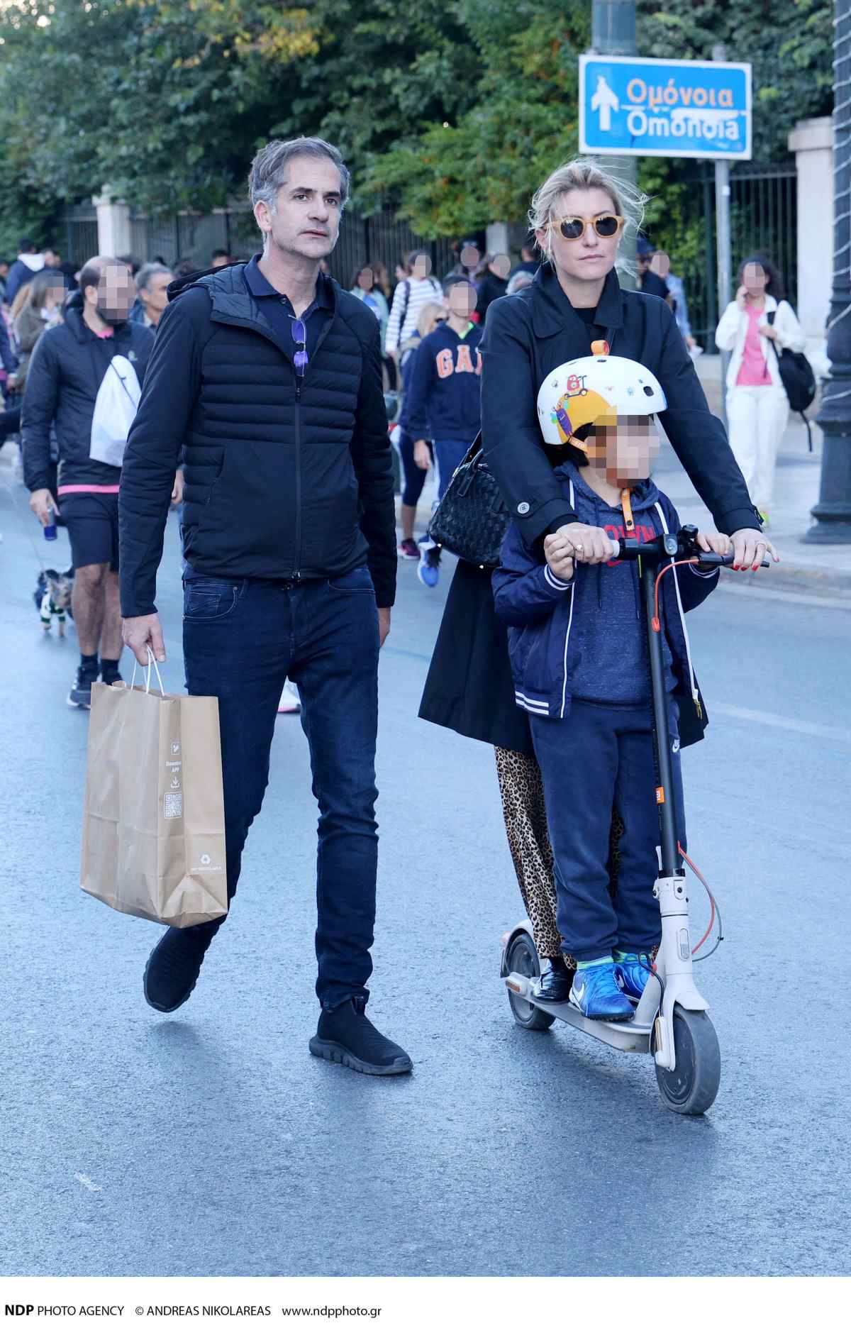 Ο Κώστας Μπακογιάννης και η Σία Κοσιώνη με τον γιο τους στο κέντρο της Αθήνας.