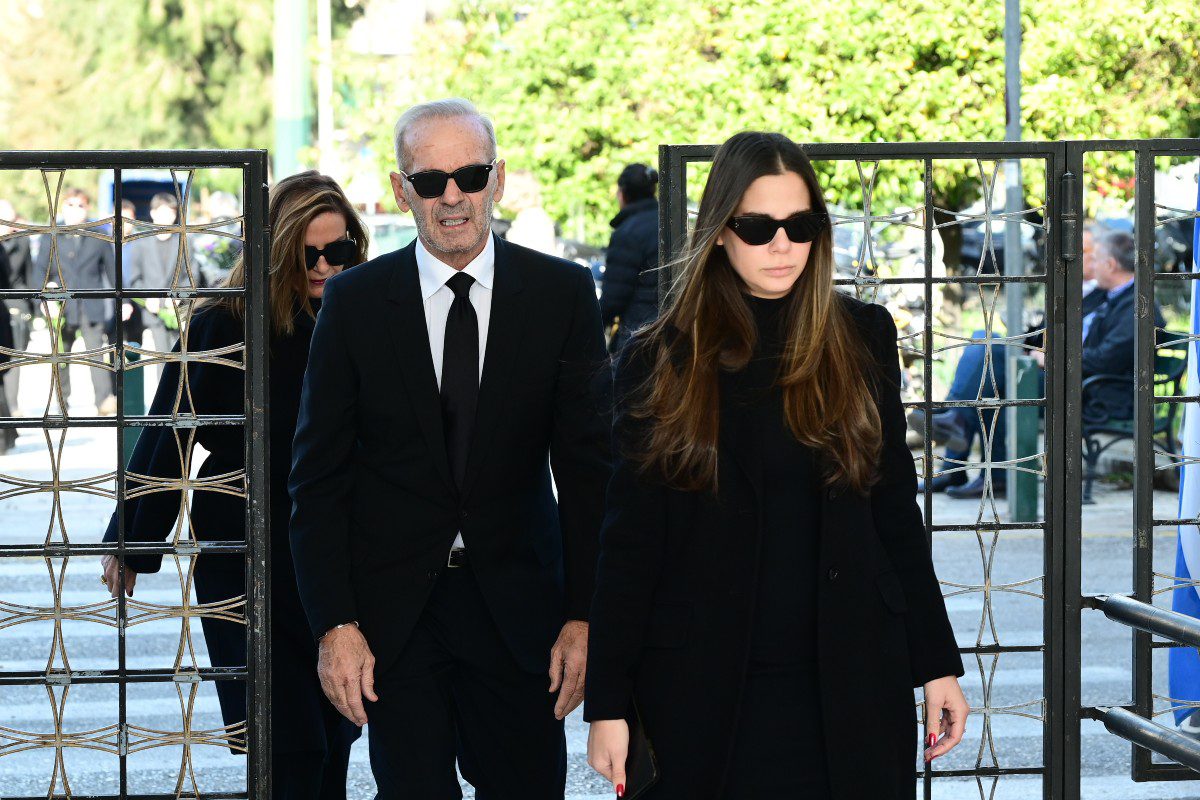 Ο Πέτρος Κωστόπουλος στην κηδεία του Αντώνη Λυμπέρη