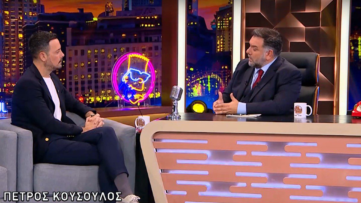 Ο Πέτρος Κουσουλός στο πλατό του The 2night Show απέναντι από τον Γρηγόρη Αρναούτογλου