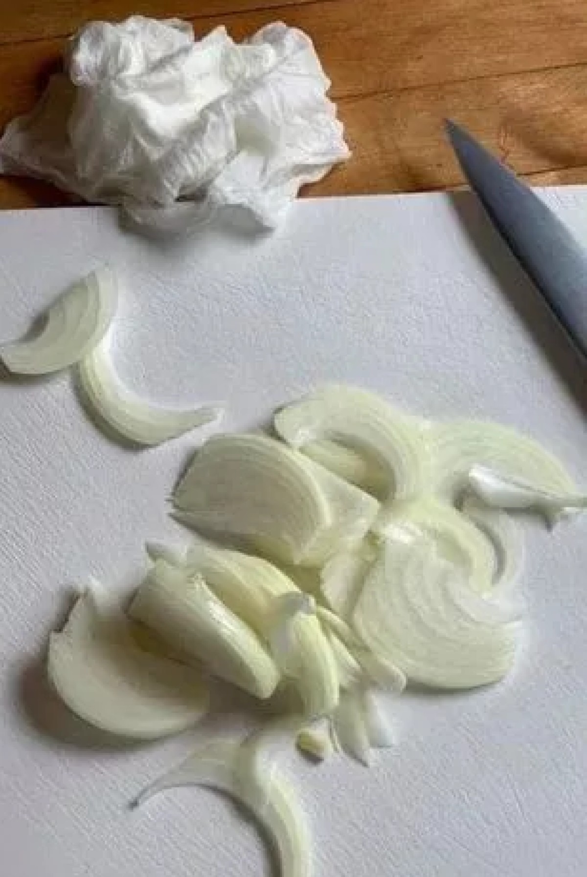 Κρεμμύδια, μαχαίρι και χαρτοπετσέτα