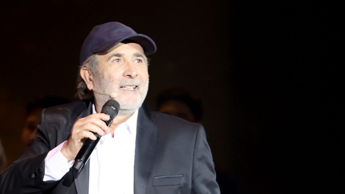 Ο Λάκης Λαζόπουλος πάνω στη σκηνή με καπέλο και μικρόφωνο στο χέρι