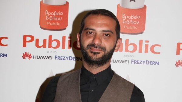 Ο Λεωνίδας Κουτσόπουλος σε κοσμικό event.