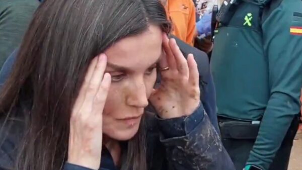 O βασιλιάς Φελίπε, η βασίλισσα Λετίσια και ο Πέδρο Σάντσεθ επισκέφτηκαν την πόλη Παϊπόρτα, όπου και διαδραματίστηκαν σκηνές... ροκ!