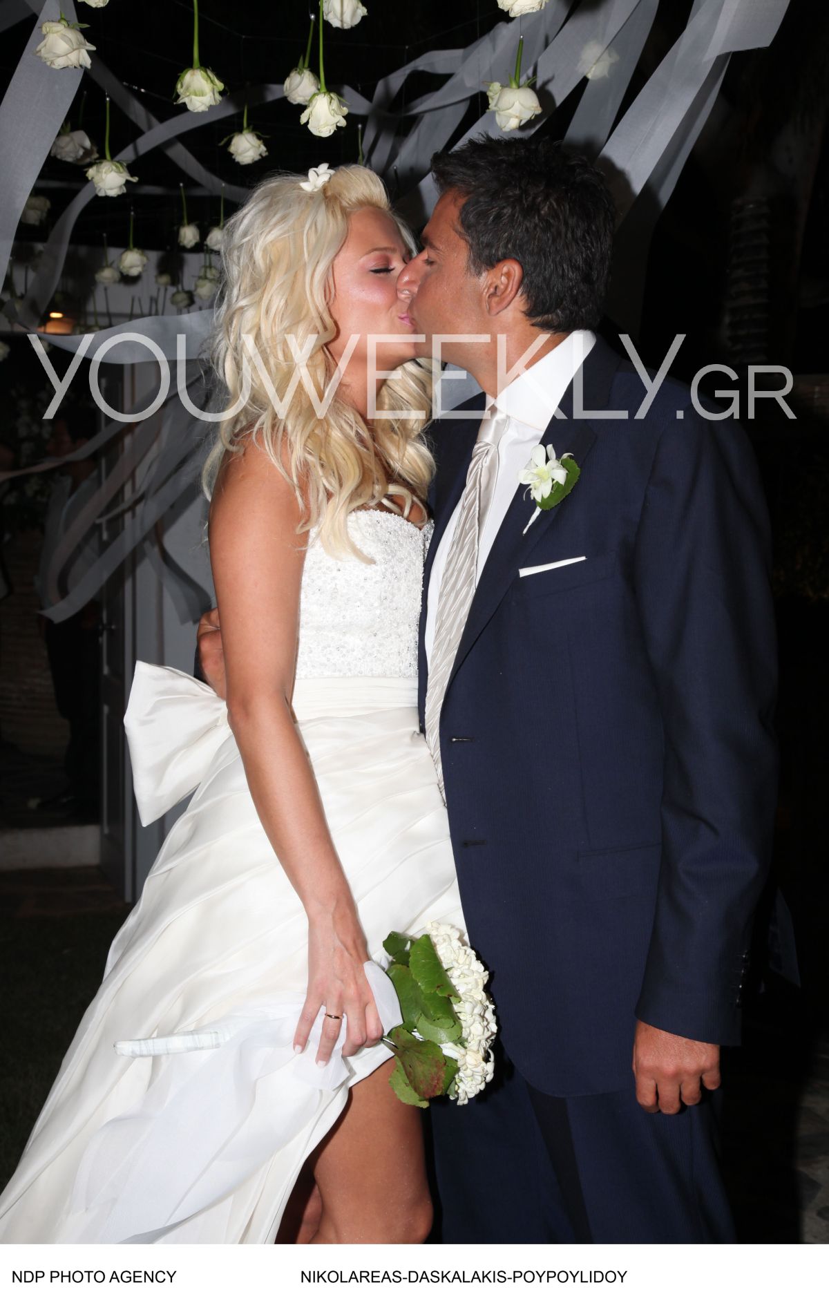 Το φιλί του Γιώργου Λιάγκα με τη Φαίη Σκορδά στο στόμα την ημέρα του γάμου τους