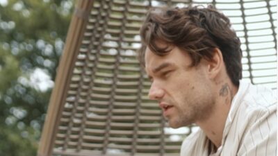 Ο Λίαμ Πέιν σε κουνιστή καρέκλα στην εξοχή