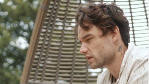 Ο Λίαμ Πέιν σε κουνιστή καρέκλα στην εξοχή