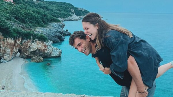 Ο Αλέξανδρος Σκουρλέτης κουβαλάει στην πλάτη του την Αφροδίτη Λιάντου και γελούν