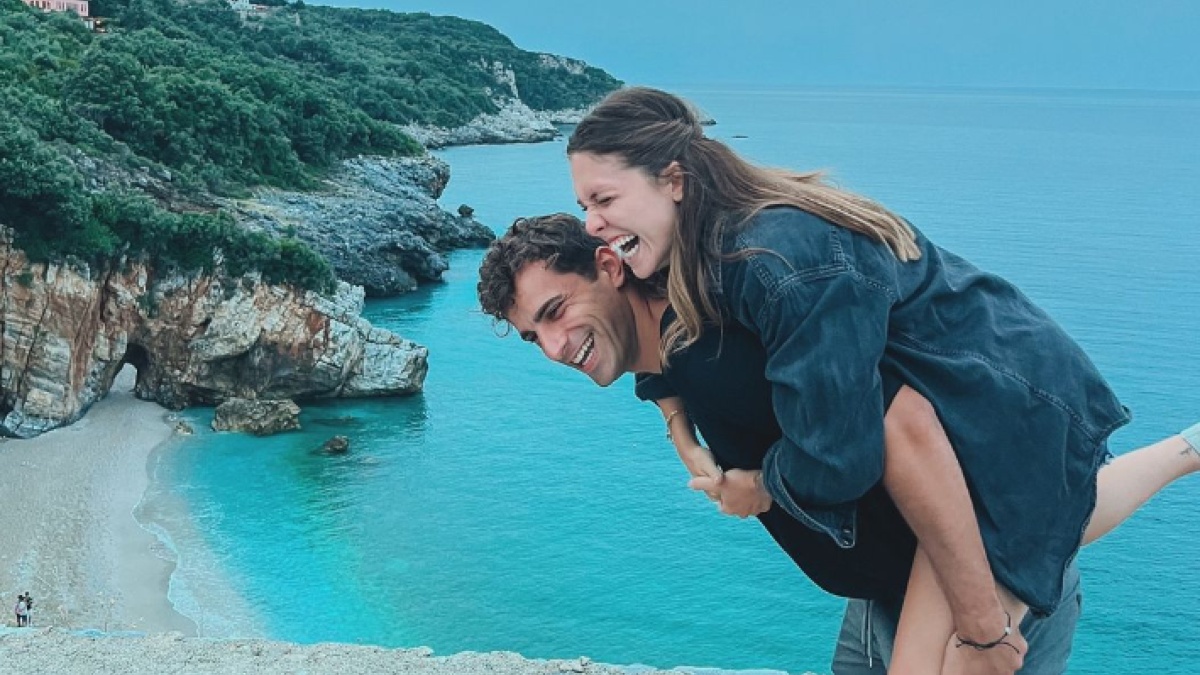 Ο Αλέξανδρος Σκουρλέτης κουβαλάει στην πλάτη του την Αφροδίτη Λιάντου και γελούν