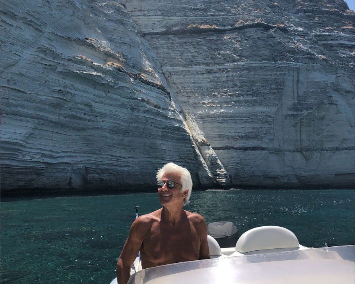 Ο Αντώνης Λυμπέρης σε   σκάφος σε διακοπές