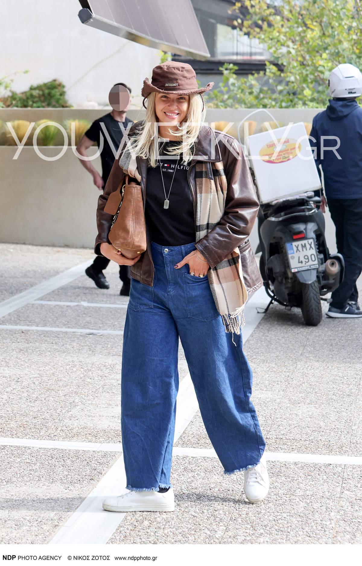 Η Κατερίνα Λιόλιου με καπέλο στη Γλυφάδα