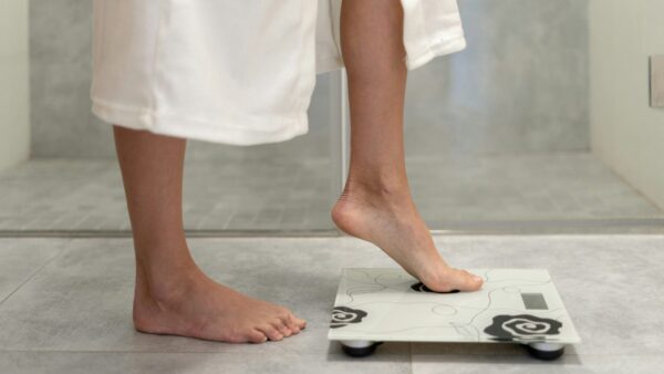 Γυναίκα ζυγίζεται στο μπάνιο