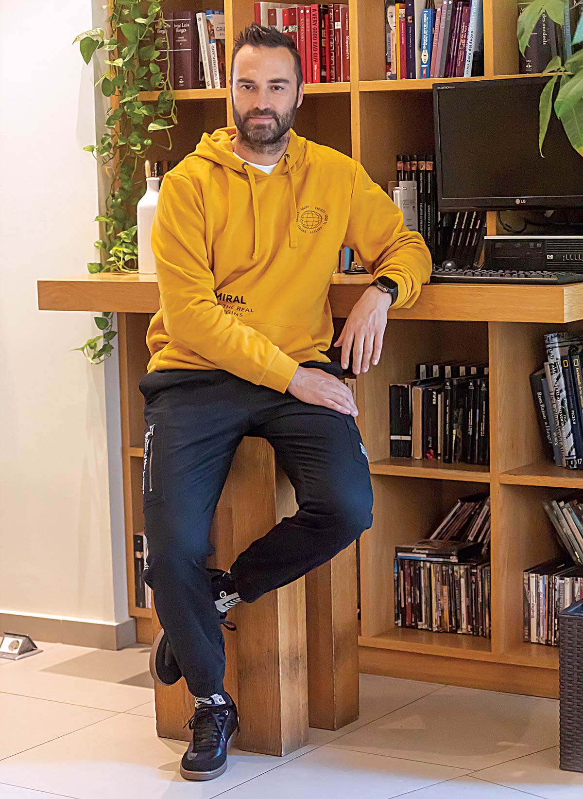 Ο Κώστας Φραγκολιάς με look admiral