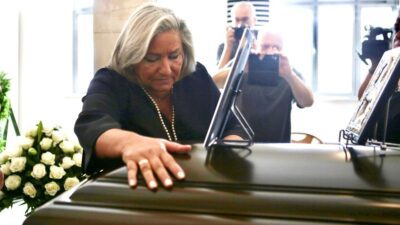 Η Λουκίλα Καρρέρ στην κηδεία του Μίμη Πλέσσα