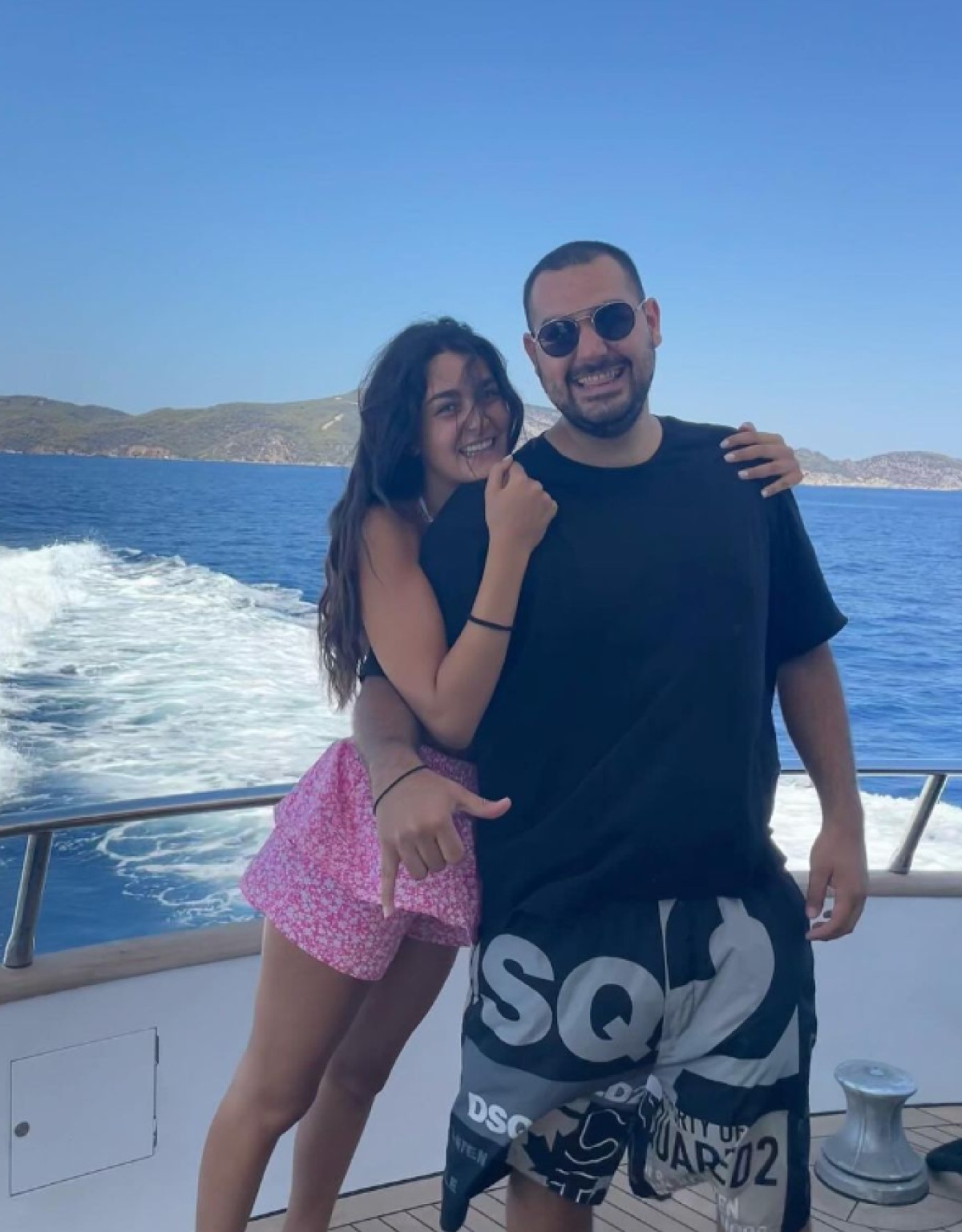 Ο Χρήστος Κούγιας με την αδερφή του Μάιρα σε σκάφος