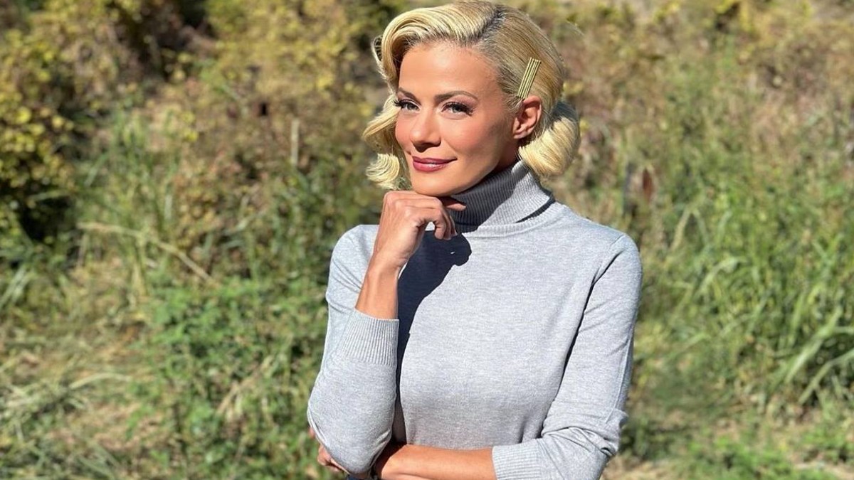 Η Ζέτα Μακρυπούλια με βινύλ φούστα