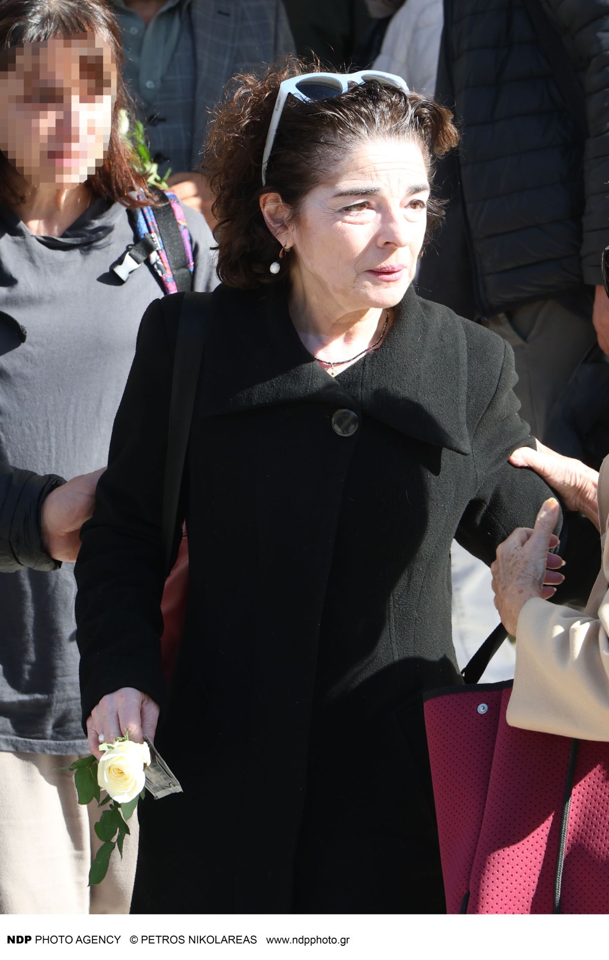 Η Μάνια Παπαδημητρίου στο Νεκροταφείο Ζωγράφου-Κηδεία Ανδρεά Μαυραγάνη