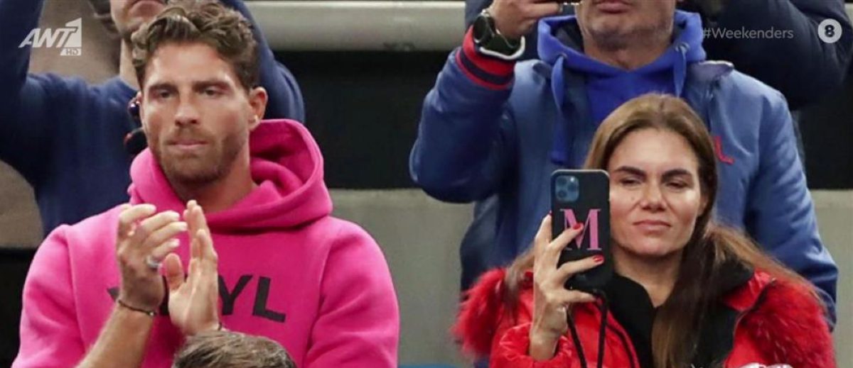 Ο Γιώργος Μανίκας με ροζ φούτερ και η Μιράντα Πατέρα με κόκκινο μπουφάν