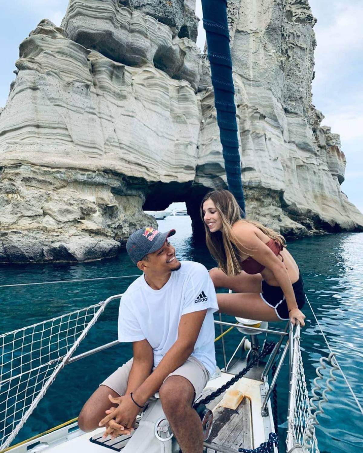 Ο Εμμανουήλ Καραλής με την Αναστασία Μαγαλιού σε βάρκα στη θάλασα