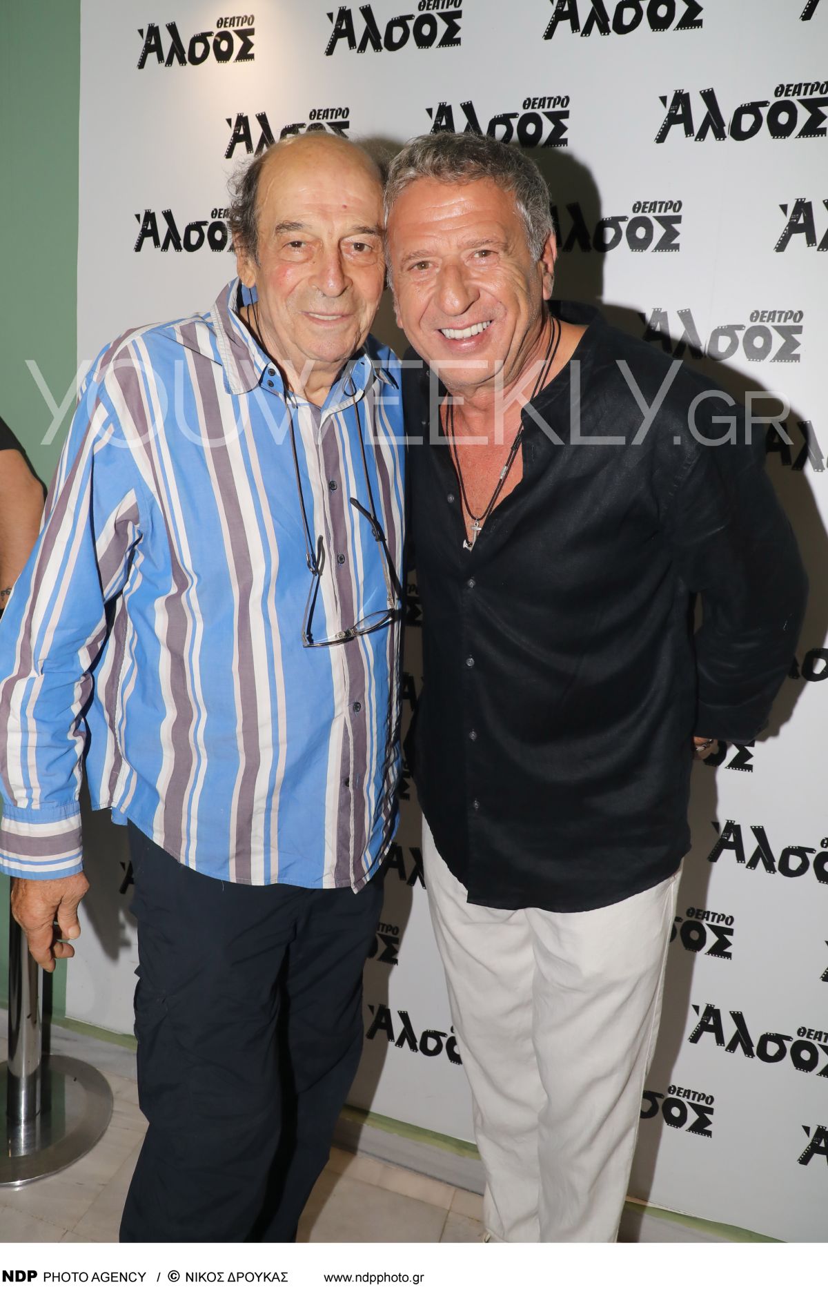 Ο Μανούσος Μανουσάκης αγκαλιά με τον Κώστα Κόκλα στο θέατρο Άλσος