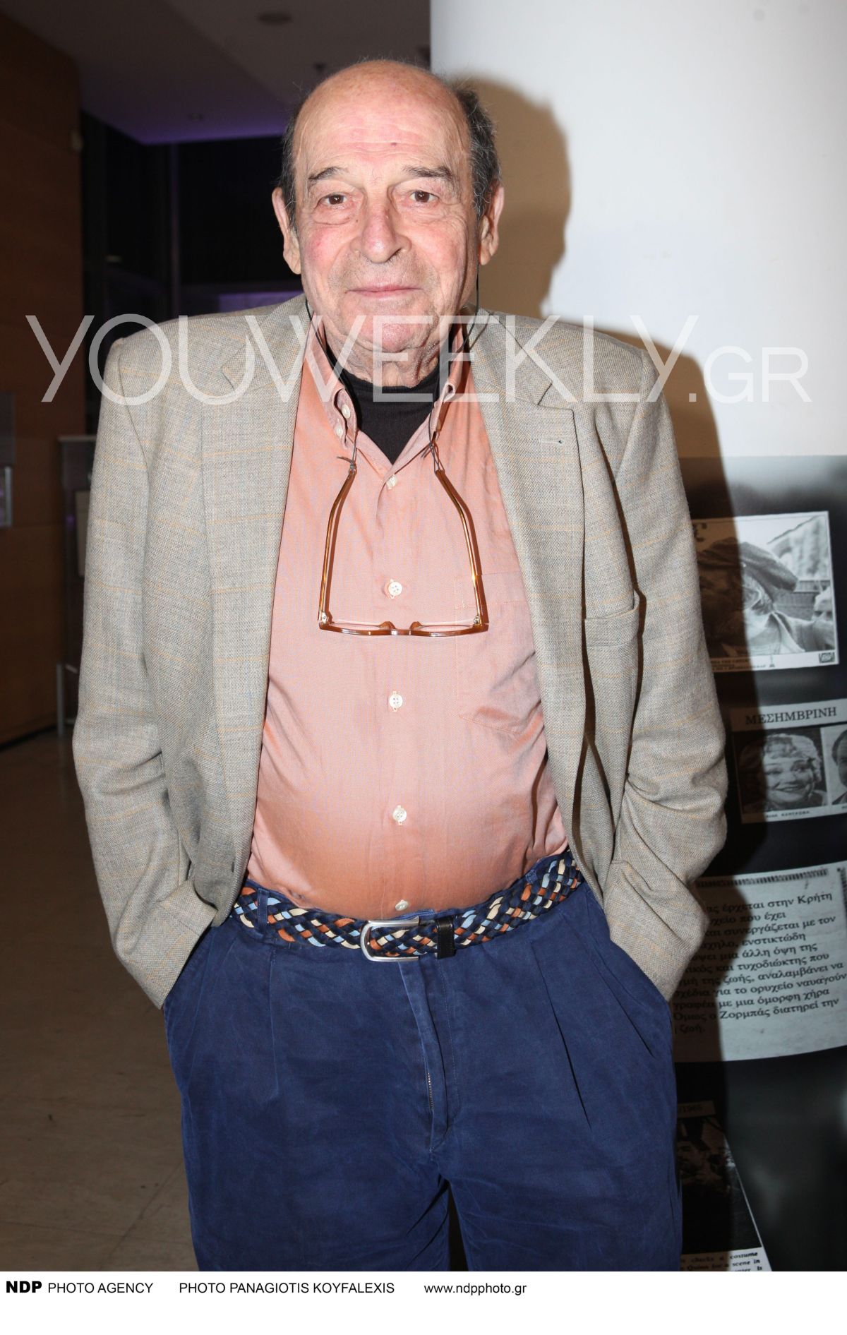 Ο Μανούσος Μανουσάκης με ροδακινί πουκάμισο σε παλιά έξοδό του