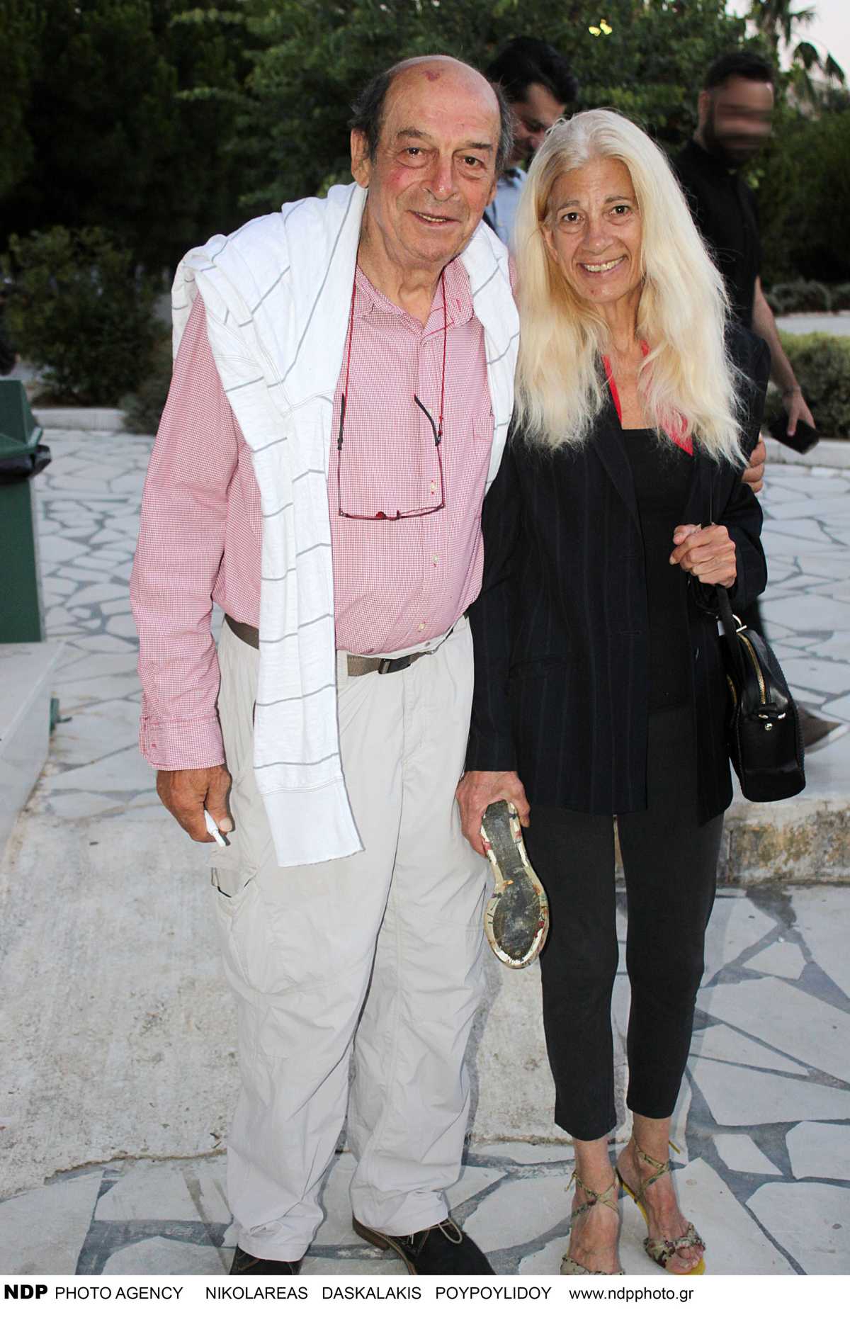 Ο Μανούσος Μανουσάκης με την σύζυγό του σε έξοδό τους