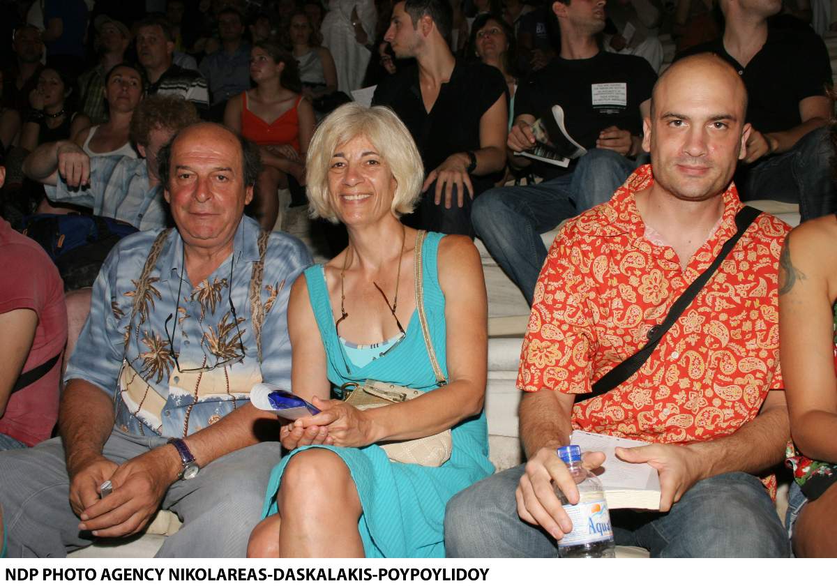 Ο Μανούσος Μανουσάκης με την σύζυγό του και το γιο τους